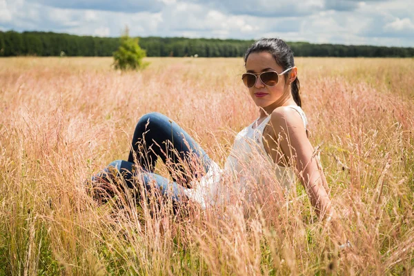 Frau auf dem Feld — Stockfoto