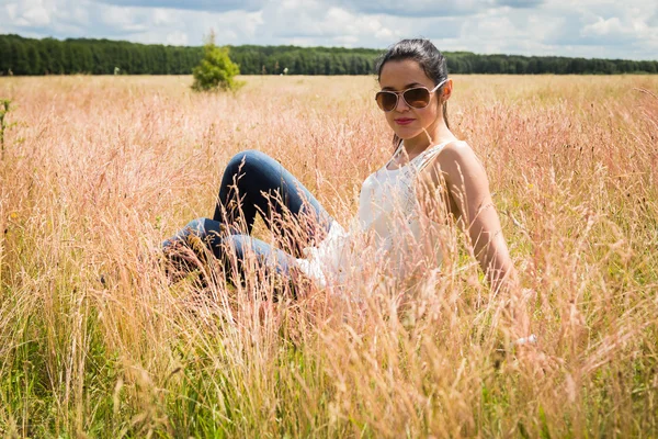 Frau auf dem Feld — Stockfoto