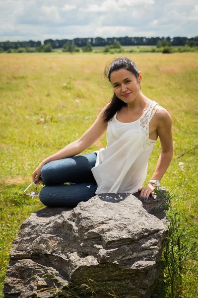 Mulher na pedra — Fotografia de Stock