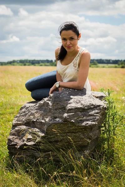 Kobieta na kamieniu — Zdjęcie stockowe