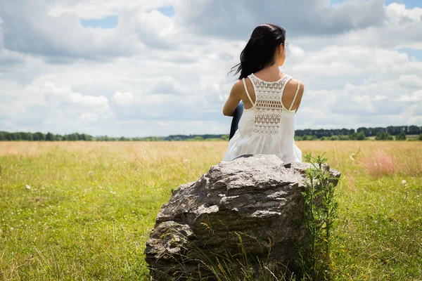 Vrouw op steen — Stockfoto