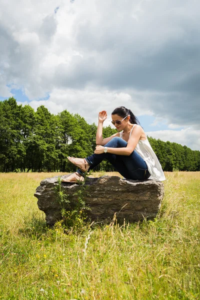 Vrouw op steen — Stockfoto