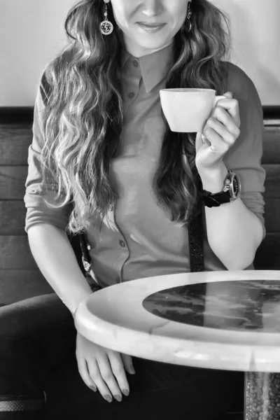 Vrouw die koffie drinkt — Stockfoto