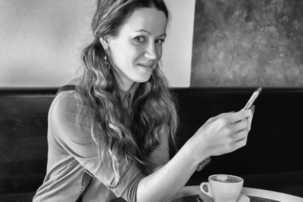 Kobieta w kawiarni — Zdjęcie stockowe