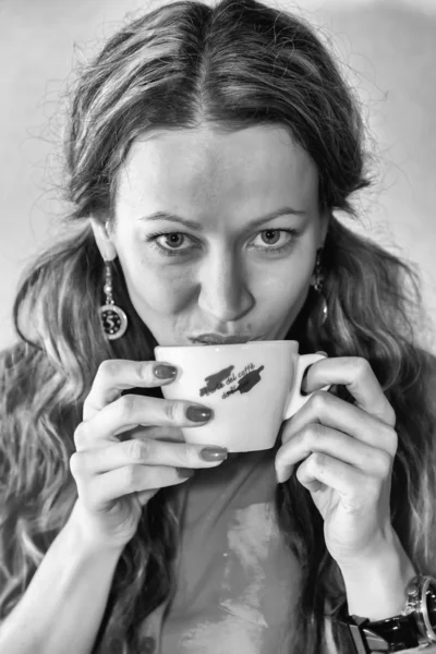 Vrouw die koffie drinkt — Stockfoto