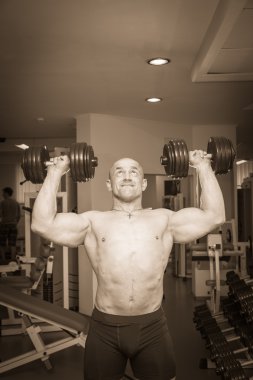 adam dumbbells ile eğitim