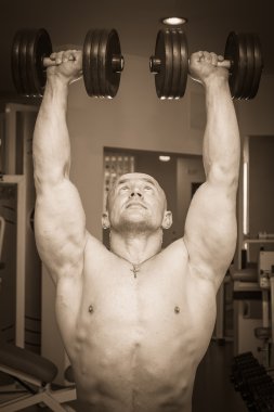 adam dumbbells ile eğitim