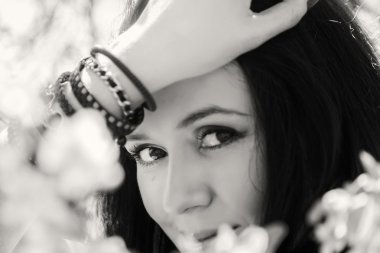 esmer kadın kılığında