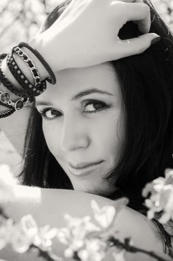 esmer kadın kılığında