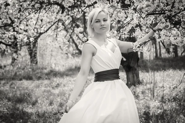 Blondine im Garten — Stockfoto