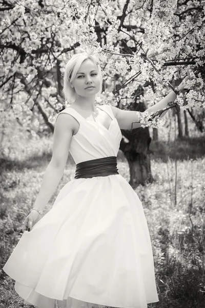 Blonde in garden — Stock Photo, Image