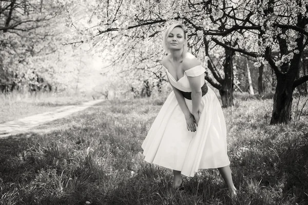 Rubia en el jardín — Foto de Stock