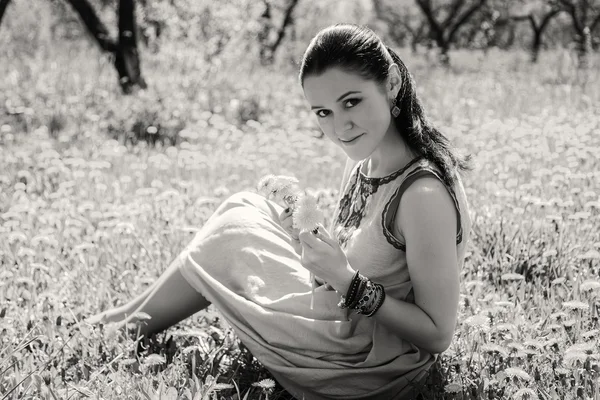 Morena en flores — Foto de Stock