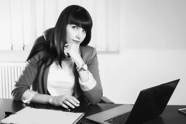 Mujer de negocios trabajando en el ordenador — Foto de Stock