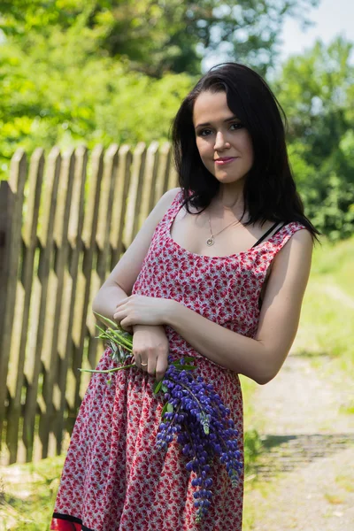 Vrouw met bloemen — Stockfoto