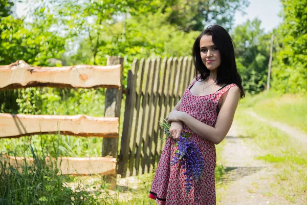 Donna con fiori — Foto Stock