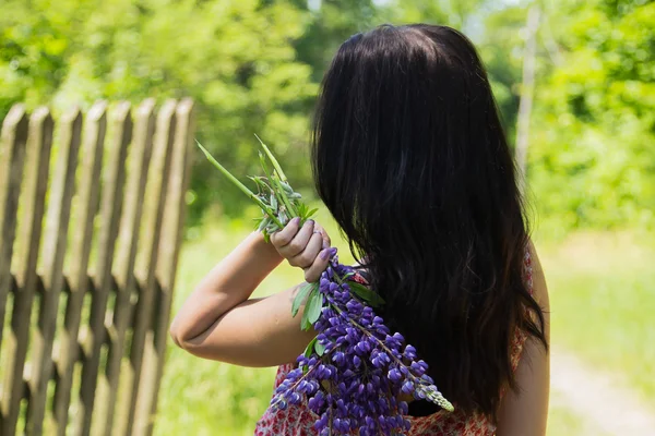 Žena s květinami — Stock fotografie