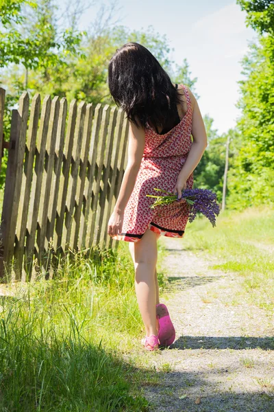 Vrouw met bloemen — Stockfoto