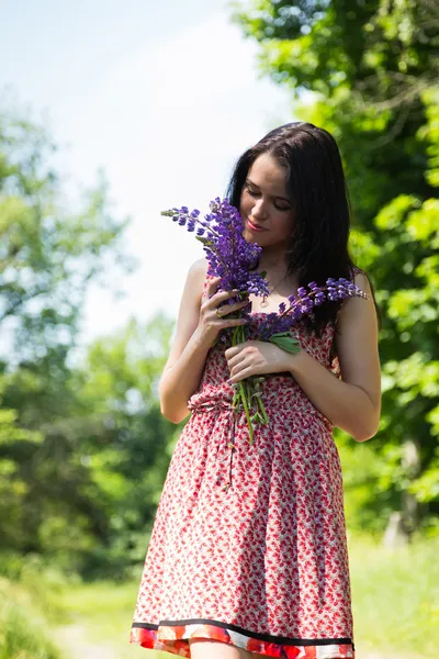 Kvinna med blommor — Stockfoto