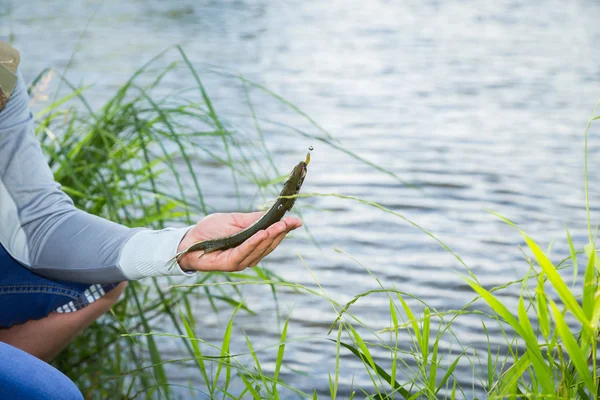 Pescador sosteniendo pescado — Foto de Stock