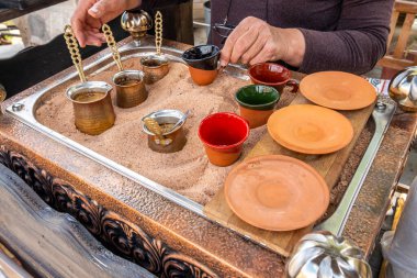 Türk kahvesi demleme süreci. Yiyecek.