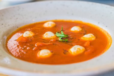 Masada mozarella soslu domates çorbası.