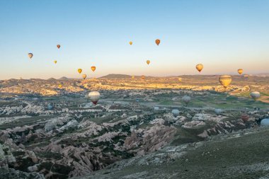 Kapadokya 'daki en büyük turistik yer sıcak hava balonu gezisidir. Kapadokya tüm dünyada sıcak hava balonu için en iyi duraklardan biri olarak bilinir. Goreme, Kapadokya, Türkiye.