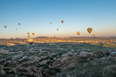 Kapadokya 'daki en büyük turistik yer sıcak hava balonu gezisidir. Kapadokya tüm dünyada sıcak hava balonu için en iyi duraklardan biri olarak bilinir. Goreme, Kapadokya, Türkiye.