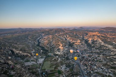 Kapadokya 'daki en büyük turistik yer sıcak hava balonu gezisidir. Kapadokya tüm dünyada sıcak hava balonu için en iyi duraklardan biri olarak bilinir. Goreme, Kapadokya, Türkiye.
