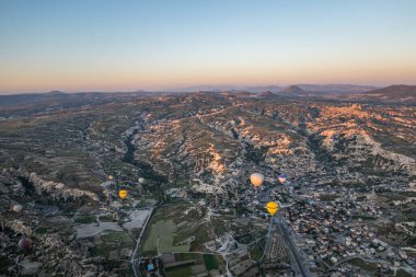 Kapadokya 'daki en büyük turistik yer sıcak hava balonu gezisidir. Kapadokya tüm dünyada sıcak hava balonu için en iyi duraklardan biri olarak bilinir. Goreme, Kapadokya, Türkiye.