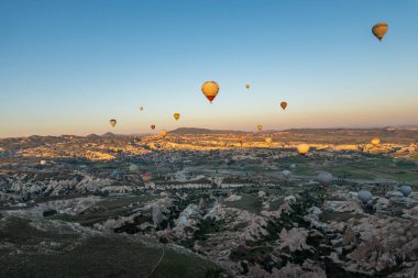 Kapadokya 'daki en büyük turistik yer sıcak hava balonu gezisidir. Kapadokya tüm dünyada sıcak hava balonu için en iyi duraklardan biri olarak bilinir. Goreme, Kapadokya, Türkiye.