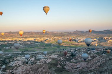 Kapadokya 'daki en büyük turistik yer sıcak hava balonu gezisidir. Kapadokya tüm dünyada sıcak hava balonu için en iyi duraklardan biri olarak bilinir. Goreme, Kapadokya, Türkiye.