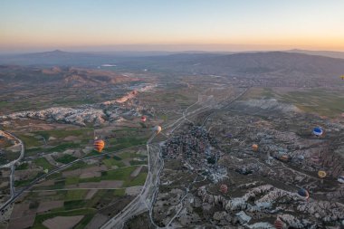 Kapadokya 'daki en büyük turistik yer sıcak hava balonu gezisidir. Kapadokya tüm dünyada sıcak hava balonu için en iyi duraklardan biri olarak bilinir. Goreme, Kapadokya, Türkiye.