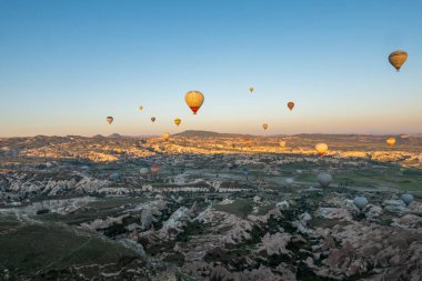 Kapadokya 'daki en büyük turistik yer sıcak hava balonu gezisidir. Kapadokya tüm dünyada sıcak hava balonu için en iyi duraklardan biri olarak bilinir. Goreme, Kapadokya, Türkiye.