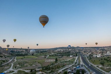 Kapadokya 'daki en büyük turistik yer sıcak hava balonu gezisidir. Kapadokya tüm dünyada sıcak hava balonu için en iyi duraklardan biri olarak bilinir. Goreme, Kapadokya, Türkiye.