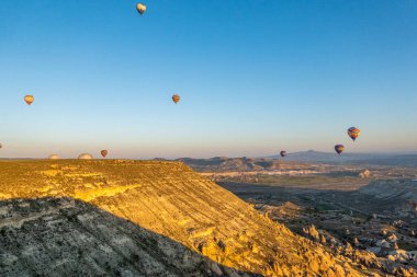 Kapadokya 'daki en büyük turistik yer sıcak hava balonu gezisidir. Kapadokya tüm dünyada sıcak hava balonu için en iyi duraklardan biri olarak bilinir. Goreme, Kapadokya, Türkiye.