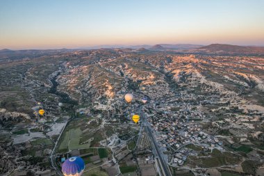 Kapadokya 'daki en büyük turistik yer sıcak hava balonu gezisidir. Kapadokya tüm dünyada sıcak hava balonu için en iyi duraklardan biri olarak bilinir. Goreme, Kapadokya, Türkiye.