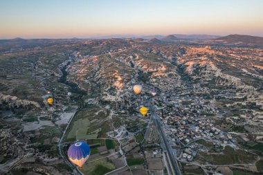 Kapadokya 'daki en büyük turistik yer sıcak hava balonu gezisidir. Kapadokya tüm dünyada sıcak hava balonu için en iyi duraklardan biri olarak bilinir. Goreme, Kapadokya, Türkiye.