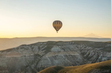 Kapadokya 'daki en büyük turistik yer sıcak hava balonu gezisidir. Kapadokya tüm dünyada sıcak hava balonu için en iyi duraklardan biri olarak bilinir. Goreme, Kapadokya, Türkiye.