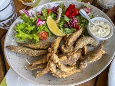 Sebze geçmişi olan kızarmış küçük balık.