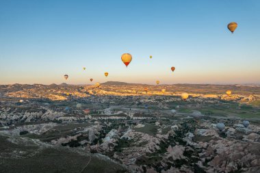 Kapadokya 'daki en büyük turistik yer sıcak hava balonu gezisidir. Kapadokya tüm dünyada sıcak hava balonu için en iyi duraklardan biri olarak bilinir. Goreme, Kapadokya, Türkiye.