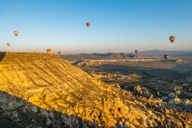 Kapadokya 'daki en büyük turistik yer sıcak hava balonu gezisidir. Kapadokya tüm dünyada sıcak hava balonu için en iyi duraklardan biri olarak bilinir. Goreme, Kapadokya, Türkiye.