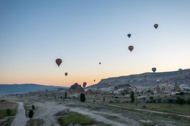 Kapadokya 'daki en büyük turistik yer sıcak hava balonu gezisidir. Kapadokya tüm dünyada sıcak hava balonu için en iyi duraklardan biri olarak bilinir. Goreme, Kapadokya, Türkiye.