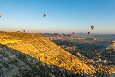 Kapadokya 'daki en büyük turistik yer sıcak hava balonu gezisidir. Kapadokya tüm dünyada sıcak hava balonu için en iyi duraklardan biri olarak bilinir. Goreme, Kapadokya, Türkiye.