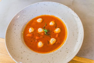 Masada mozarella soslu domates çorbası.