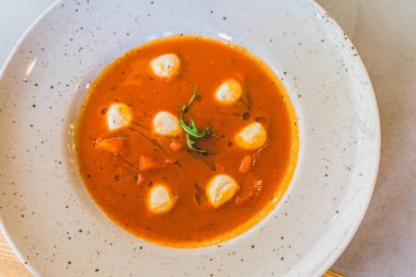 Masada mozarella soslu domates çorbası.