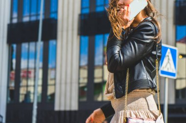 Sokakta cep telefonu olan kadın.