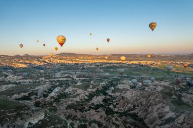 Kapadokya 'daki en büyük turistik yer sıcak hava balonu gezisidir. Kapadokya tüm dünyada sıcak hava balonu için en iyi duraklardan biri olarak bilinir. Goreme, Kapadokya, Türkiye.
