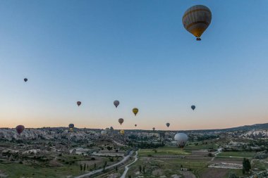 Kapadokya 'daki en büyük turistik yer sıcak hava balonu gezisidir. Kapadokya tüm dünyada sıcak hava balonu için en iyi duraklardan biri olarak bilinir. Goreme, Kapadokya, Türkiye.