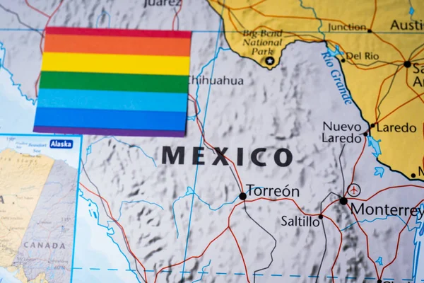具有Lgbt国旗背景的墨西哥 — 图库照片